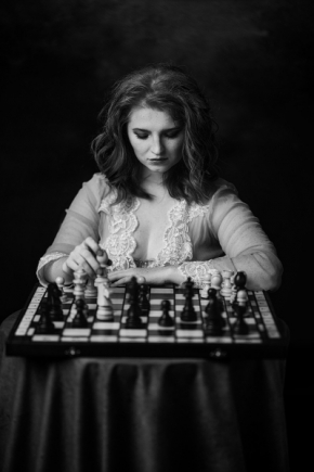 Portrét - Dívka nad šachovnicí