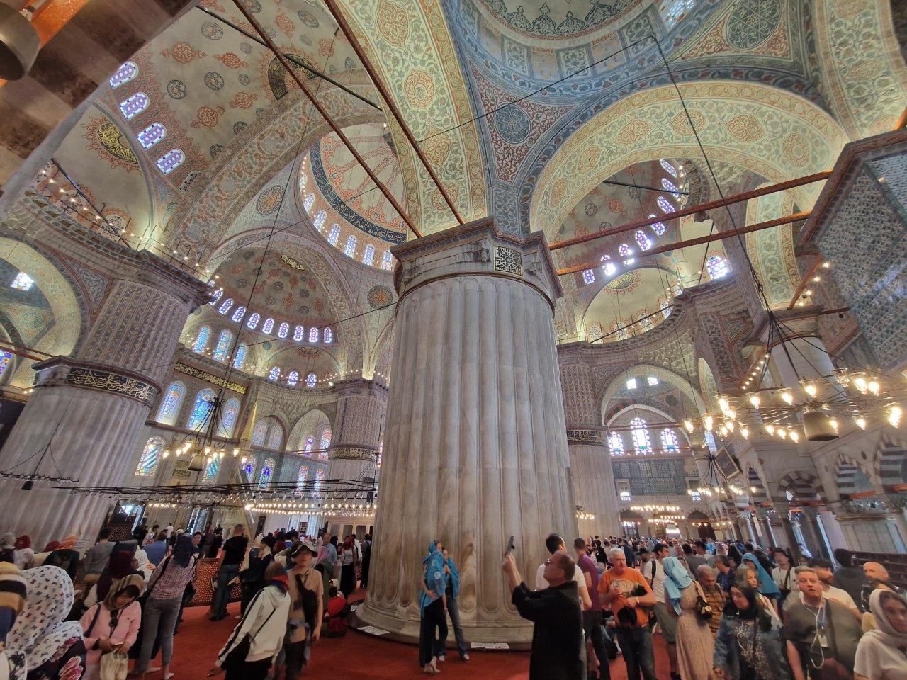 Turisté v Mešitě