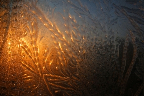 Kouzlení zimy - Svítání přes okno