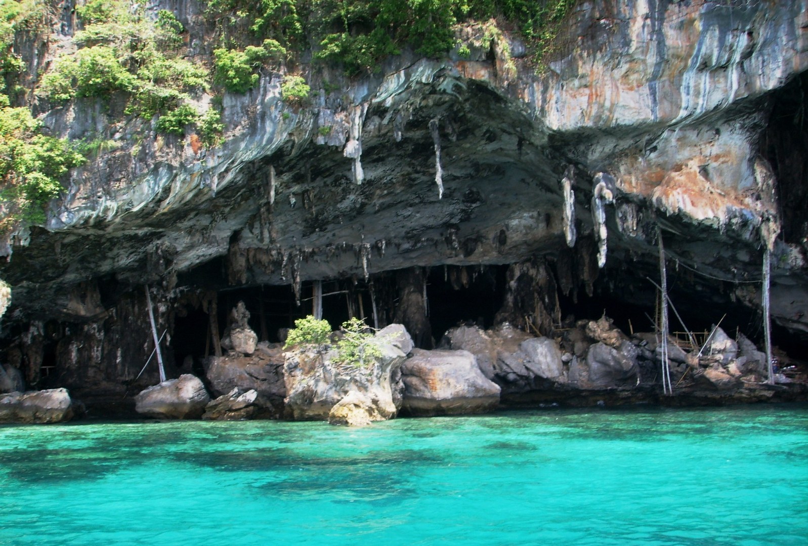 Jeskyně - cestou na Phi Phi