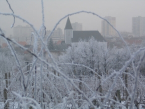 Kouzlení zimy - Kostol v objatí zimy