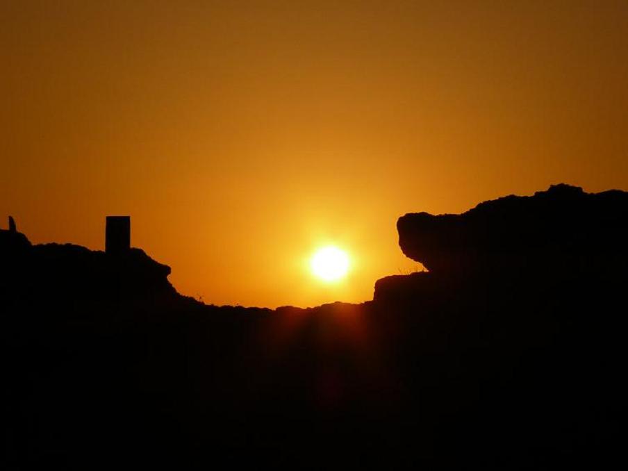 Řecko - ostrov KOS . Západ slunce nad prastarou tvrzí .