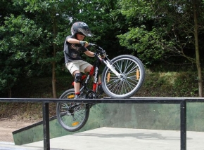 Hobby a koníčci - Asi osmiletý kluk na kole