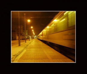 Světlo, stín a barva - Zimní večer na nádraží v Chocni