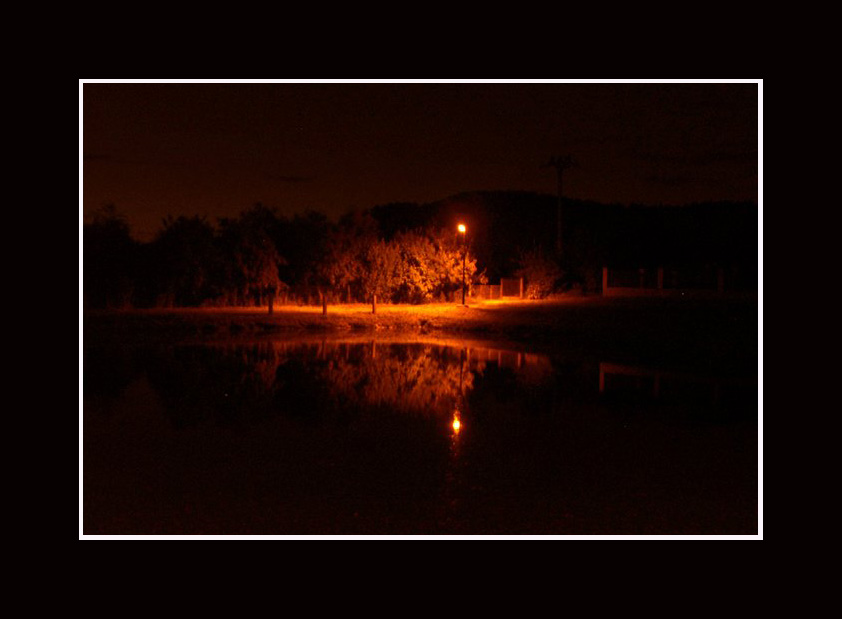 Osamocená romantická lampa u rybníka