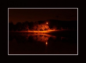 Světlo, stín a barva - Osamocená romantická lampa u rybníka