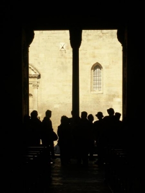 Světlo, stín a barva - Východ z katedrály Saint Trophime v Arles