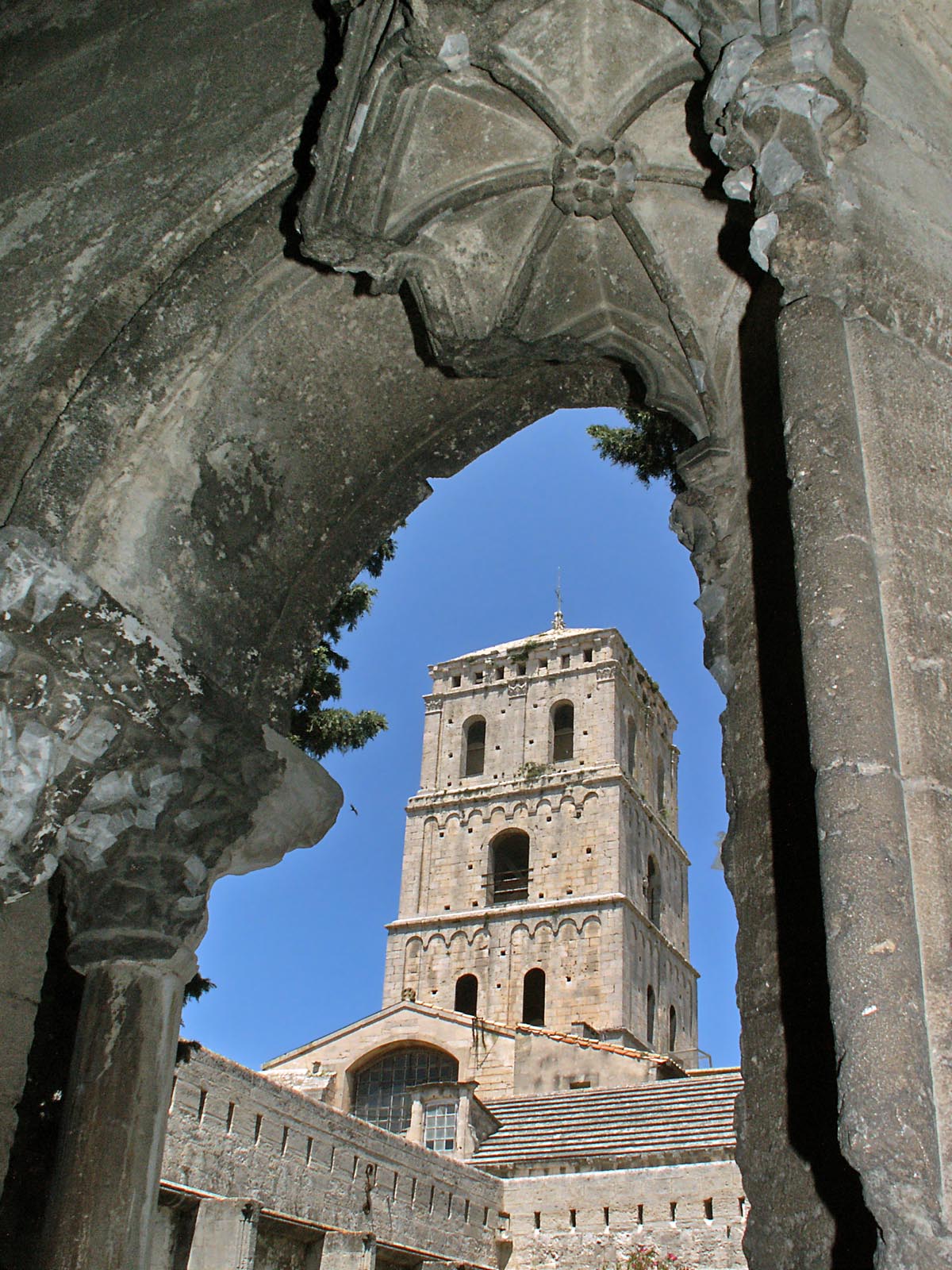 Pohled na věž katedrály Saint Trophime z křížové chodby přilehlého kláštera