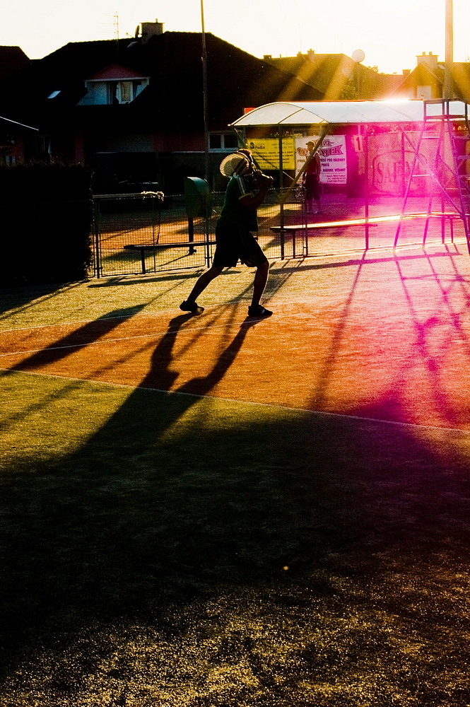 Tenis v barvách slunce