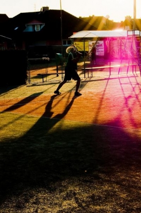 Světlo, stín a barva - Tenis v barvách slunce