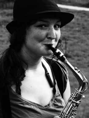 Černobíle… - Saxofonistka