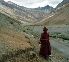 Na cestách i necestách - Indie Zanskar - mnich na cestě do kláštera Ringdom