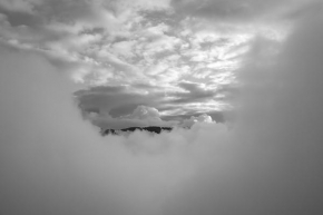 Černobíle… - Škvíra mez mraky