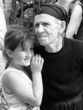 Černobíle… - Stařenka s vnučkou, Albánie