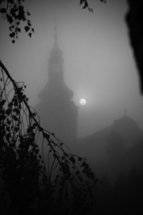 Černobíle… - Milovický kostel
