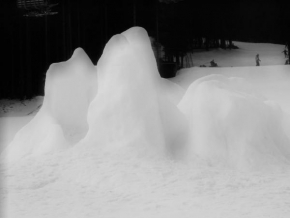 Černobíle… - Sněhová stavba