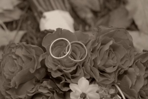Černobíle… - Svatební kytice a snubní prstýnky