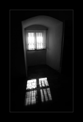 Černobíle… - Okno so záclonou