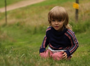 Portréty dětí - Dítě v trávě