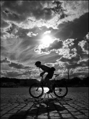 Černobíle… - Cyklista na nábřeží