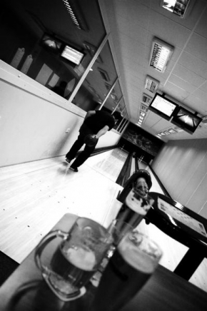 Černobíle… - U pivka na bowlingu