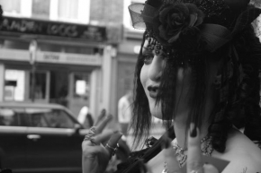 Černobíle… - Čarodějka z Camden Town