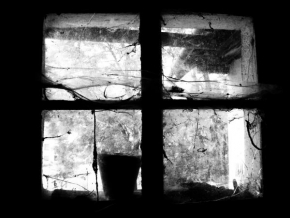 Černobíle… - Okno z chléva