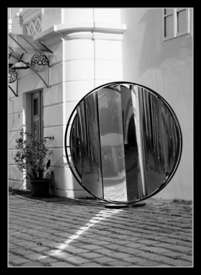 Černobíle… - Zrcadlení