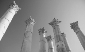 Černobíle… - Sepkajuce stlpy v Jarashi