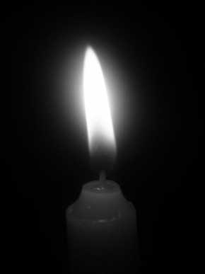Černobíle… - Plamienok v tme