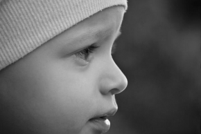 Černobíle… - Zamyslený pohľad dieťaťa