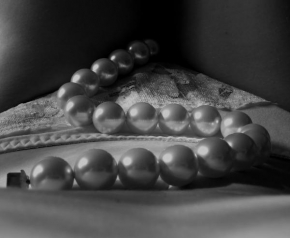 Černobíle… - Aktově perlově