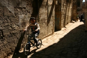 Portréty dětí - Kluk na kole v Sanliurfě
