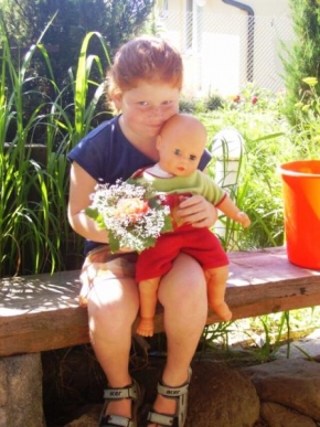 Portréty dětí - Terezka s kytičkou a klukem