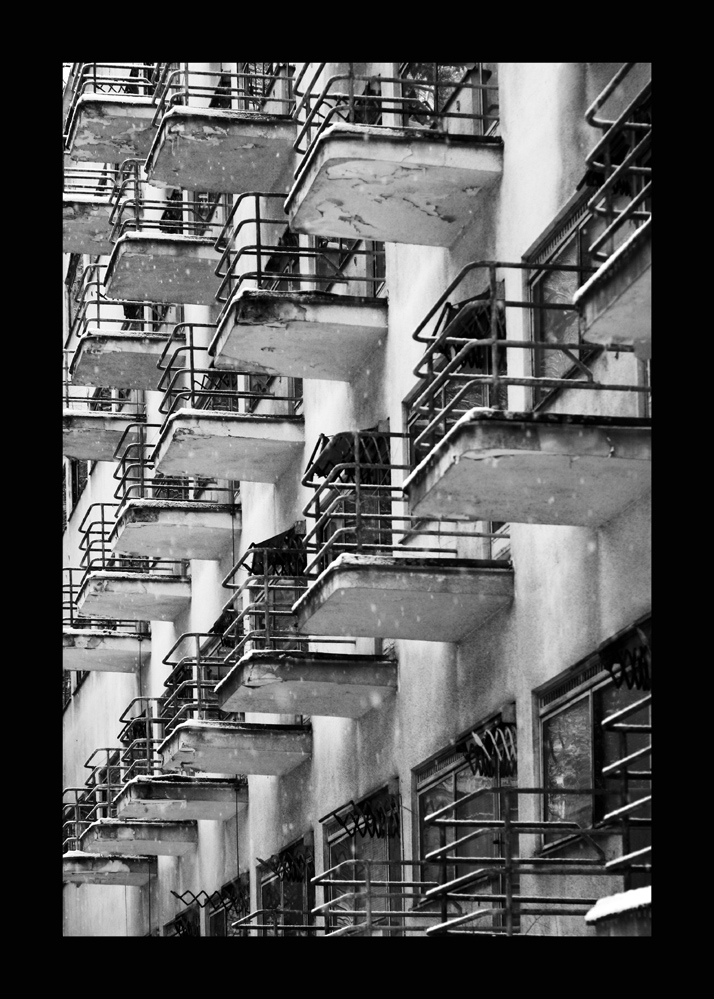 Černobílý rytmus opuštěných balkónů