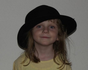 Portréty dětí - Dívka s kloboukem