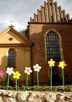 Architektura a památky - Papírové květy před bazilikou sv. Františka v Krakově
