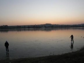 Královna zima - Podvečer na rybníku