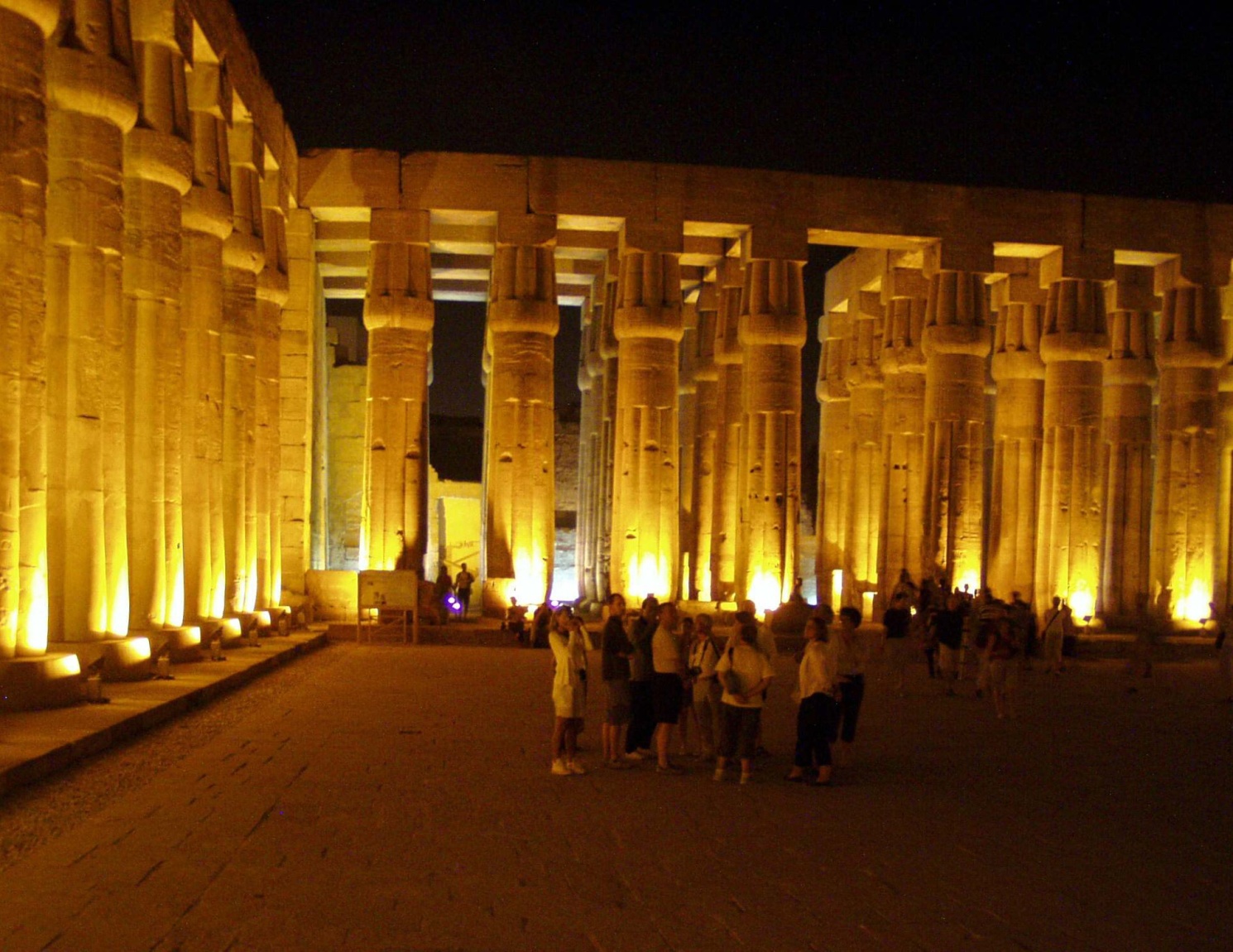 Sloupořadí v chrámovém komplexu v Luxoru