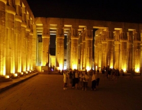 Po setmění - Sloupořadí v chrámovém komplexu v Luxoru