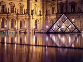 Po setmění - Pyramida v Louvre