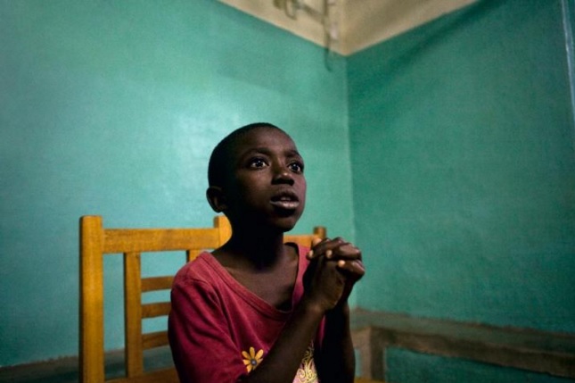 Svědectví © Ron Haviv: Goma, Provincie North Kivu, Democratická Republika Kongo, 4.2.2009; Jedenáctiletý Ozias Kambale Pimo z Kiwianjaje se dozvídá, že jeho rodiče jsou ještě naživu